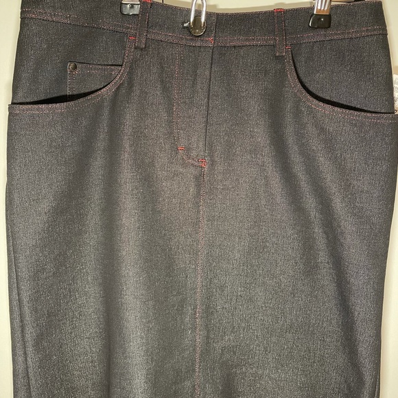 🆕 Elie Tahari Gray Skirt with Metallic Red Trim - Picture 2 of 6